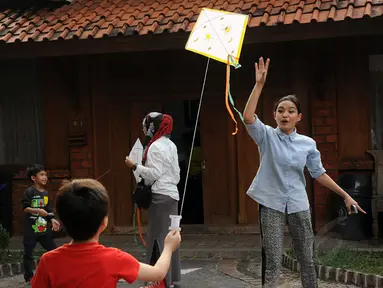 Salah satu anak mencoba menerbangkan layang-layang di Museum Layang-Layang, Jakarta, (27/9/2014). (Liputan6.com/Helmi Fithriansyah)