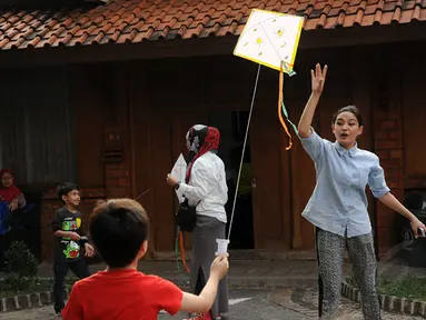 Salah satu anak mencoba menerbangkan layang-layang di Museum Layang-Layang, Jakarta, (27/9/2014). (Liputan6.com/Helmi Fithriansyah)