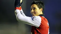 Gelandang Arsenal Samir Nasri memberi aplaus kepada suporter di akhir laga lanjutan EPL melawan Birmingham City di St Andrews, 1 Januari 2011. AFP PHOTO / GLYN KIRK
