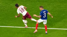 Pemain Prancis Lucas Digne (3) melanggar pemain Spanyol Lamine Yamal (19) yang berbuah tendangan penalti dalam laga semifinal Piala Dunia 2026 antara Prancis vs Spanyol di Arlington, Texas, dekat Dallas, Selasa, 14 Juli 2026. (AP Photo/David J. Phillip)
