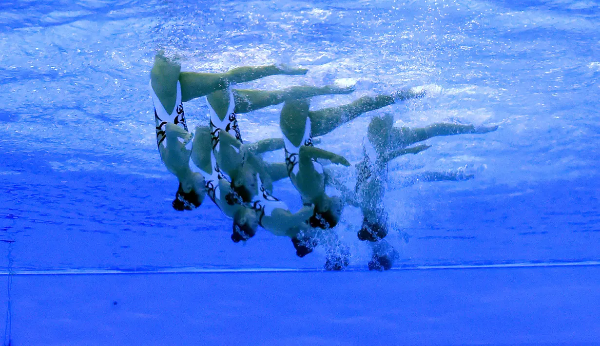Tim renang artistik Korea Selatan menampilkan gerakan dalam final nomor technical routine Asian Games 2018 di Aquatic Center, Gelora Bung Karno (GBK), Jakarta, Rabu (29/8). (ANTARA FOTO/INASGOC/Stefan Sihombing/sgd/Spt/18)