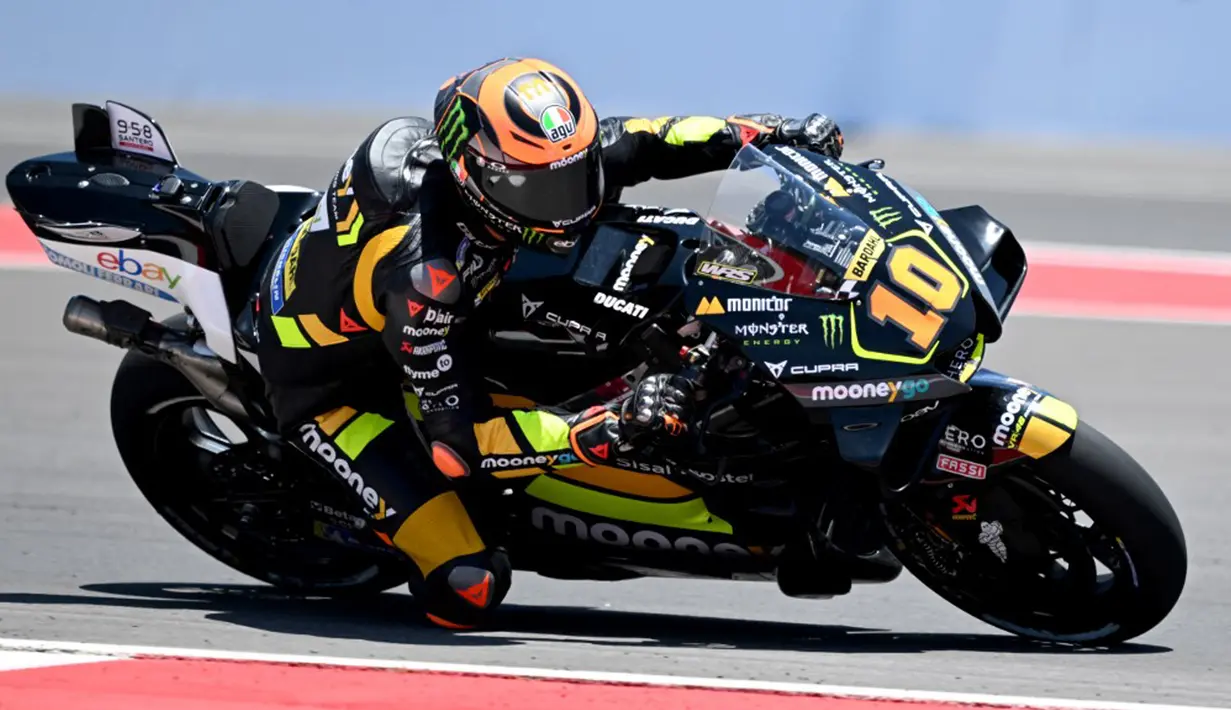 Pembalap Mooney VR46 Racing Team itu harus rela tergusur ke urutan kedua lantaran disalip Maverick Vinales yang menyodok ke posisi terdepan. (SONNY TUMBELAKA/AFP)