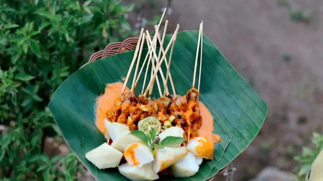 Sate Bulayak: Kuliner Tradisional Lombok yang Menghadirkan Sensasi Pedas Berbeda. (Foto: Instagram @satebulayakmakaton)