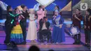 Penyanyi dangdut senior Hamdan ATT mendapatkan penghargaan Lifetime Achievement dalam acara Indonesian Dangdut Awards 2021 di Studio 5 Indosiar, Jakarta, Rabu (1/12/2021). Penghargaan diberikan atas dedikasi Hamdan ATT untuk musik dangdut di tanah air. (Liputan6.com/Faizal Fanani)