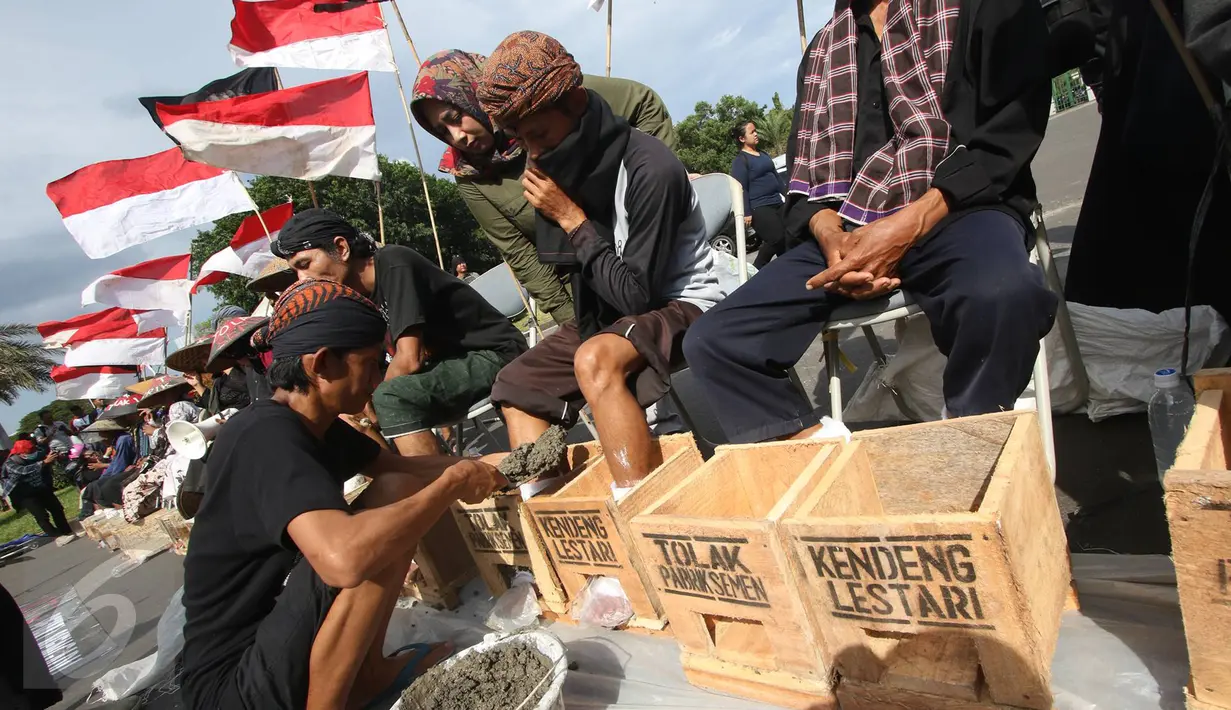 Petani Kendeng berunjuk rasa memasung kaki dengan semen di depan Istana Negara, Jakarta, Rabu (15/3). Unjuk rasa mereka telah memasuki hari ketiga. (Liputan6.com/Immanuel Antonius)