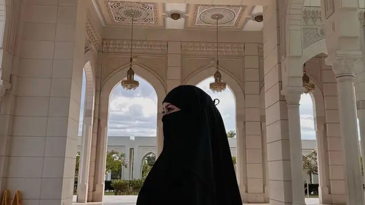 7 Potret Kae Asakura 'Rae Lil Black' Berhijab Usai Masuk Islam, Anggun Pakai Abaya