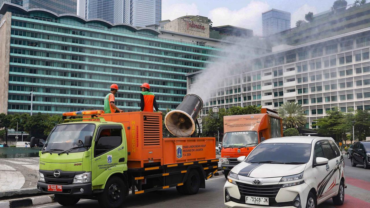 FOTO:  Ribuan Liter Water Mist Disemprotkan untuk Kurangi Polusi Jakarta