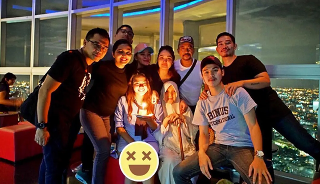 Selain dari ibu kandungnya, Aurel juga medapat ucapan selamat ulang tahun dari Papinya, Anang Hermansyah beserta istri, Ashanty, adiknya Azriel dan sahabatnya. (dok. Instagram/azriel_l)