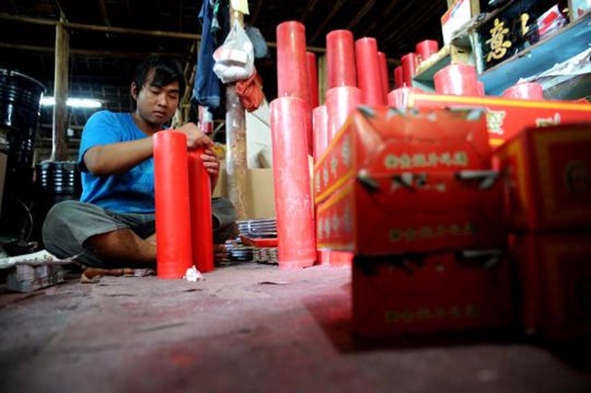 Menyambut Imlek, perajin lilin &amp; hio kebanjiran order