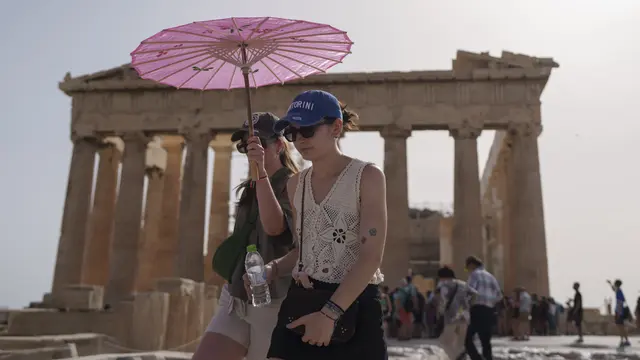 Gelombang panas di Yunani menghentikan kunjungan ke Acropolis
