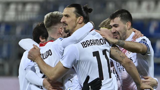 FOTO: Cetak Brace, Zlatan Bawa AC Milan Tundukkan Cagliari 2-0