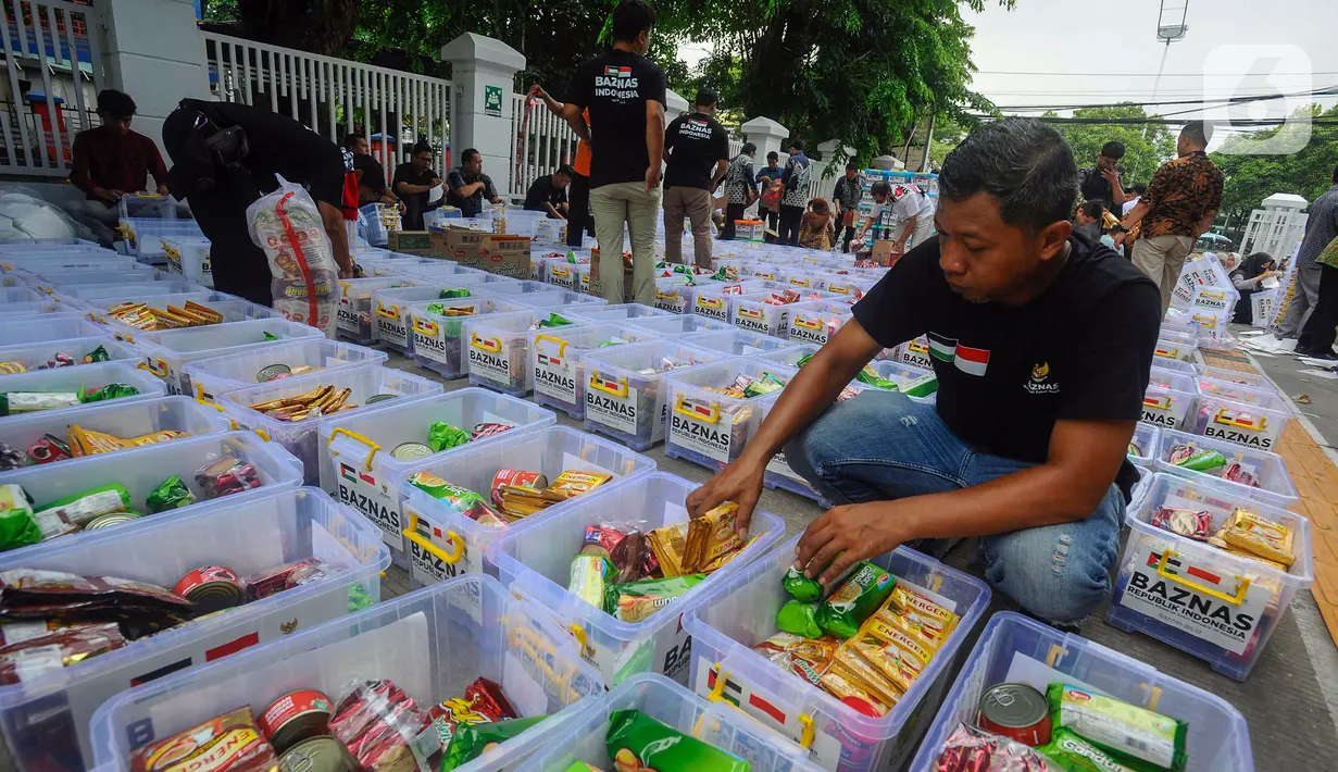 Bantuan terdiri dari bahan makanan, selimut, pampers, pembalut wanita, obat-obatan, sabun, hingga pasta gigi. (merdeka.com/Arie Basuki)