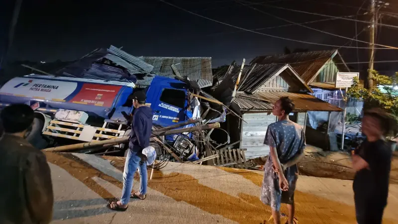 Diduga Supir Mengantuk, Truk Tangki Muatan BBM Tabrak Rumah Warga di Palembang