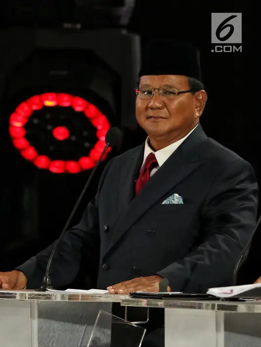 Capres nomor urut 02 Prabowo Subianto saat beradu gagasan selama Debat Pilpres 2019 kelima di Hotel Sultan, Jakarta, Sabtu (13/4). Debat kelima merupakan debat terakhir dalam masa kampanye dan mengambil tema Ekonomi, Kesejahteraan Sosial, Keuangan dan Investasi. (Liputan6.com/Johan Tallo)