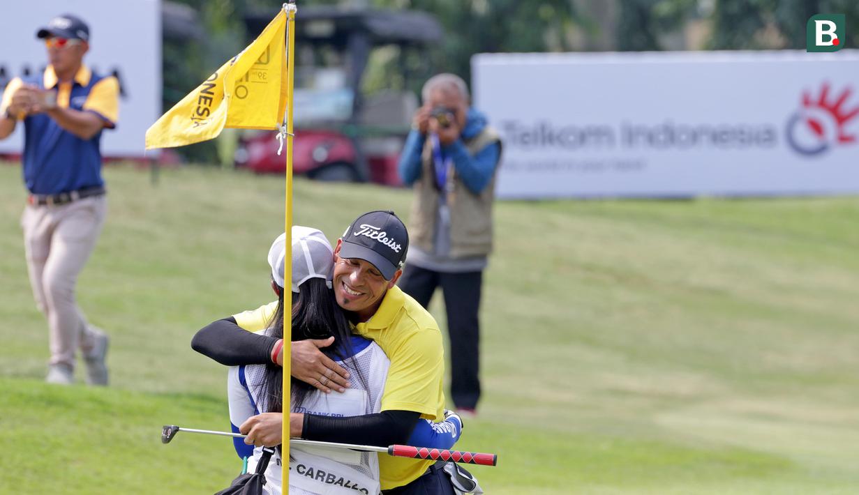 Miguel Carbello pegolf Argentina memeluk caddie-nya usai berhasil menjuarai BRI Indonesia Open 2019. (Bola.com/Peksi Cahyo)