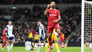 Mo Salah jadi bintang saat membawa Liverpool menaklukkan Tottenham Hotspur pada laga pekan ke-17 Premier League 2024/2025 di Tottenham Hotspur Stadium pada Minggu (22/12/2024). Pada laga ini, pemain asal Mesir ini menorehkan dua gol dan dua assist untuk kemenangan timnya. (Adam Davy/PA via AP)