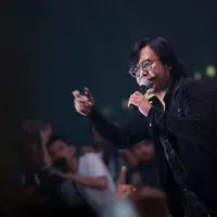 Dewa 19, menggelar konser bertajuk 90’s Music Harmony tadi malam, Jumat (31/3/2017) di The Pallas, SCBD, Jakarta. Dengan Ari Lasso sebagai vokalisnya pada malam itu, Dewa 19 berhasil menghadirkan nuansa 90an. (Deki Prayoga/Bintang.com)