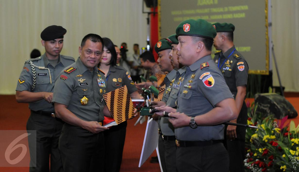 Panglima TNI, Jenderal TNI Gatot Nurmantyo (kedua kiri) memberikan penghargaan kepada Komandan Kodim terbaik saat pelaksaan TMD usai Rapat Paripurna TMD ke-36 di Jakarta, Kamis (3/12/2015). (Liputan6.com/Helmi Fithriansyah)