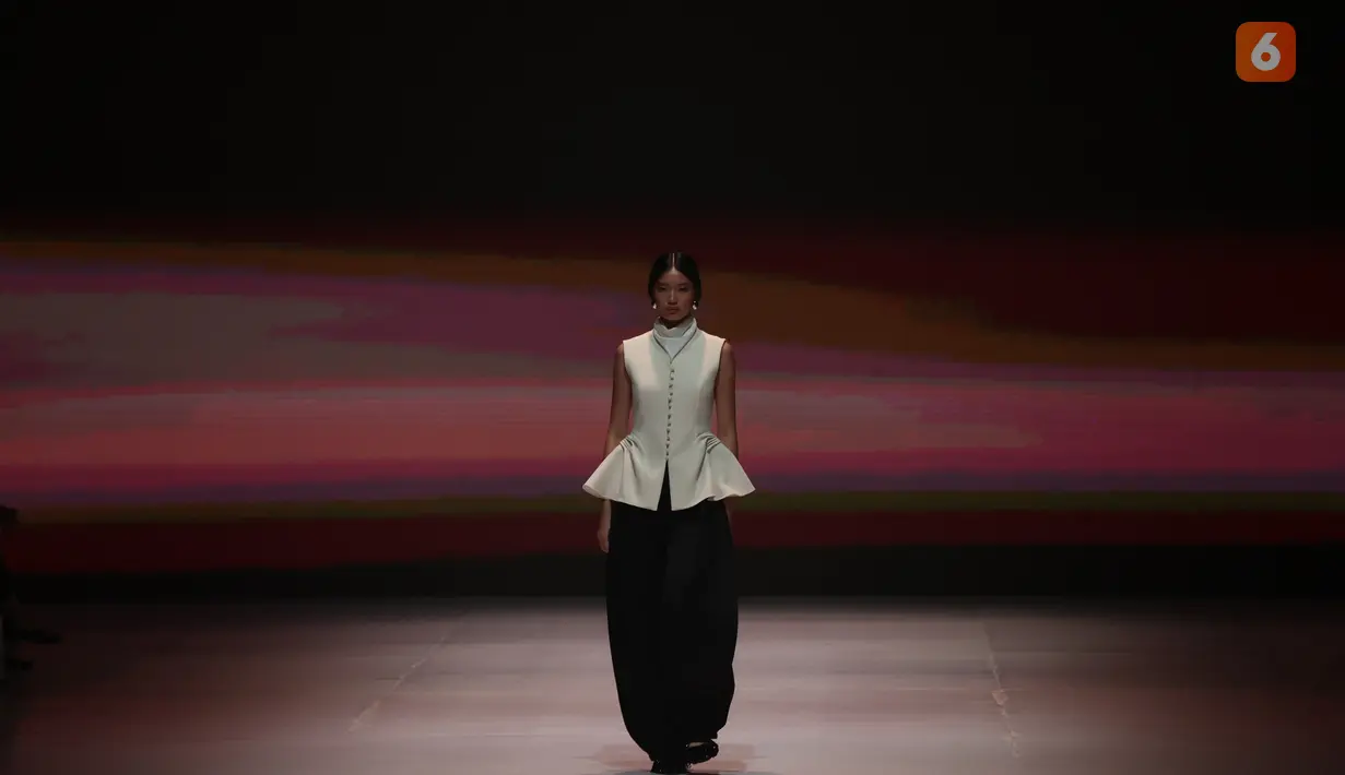Seorang model memperagakan koleksi busana rancangan desainer saat peragaan busana Jakarta Fashion Week (JFW) 2027 di City Hall, Pondok Indah Mall 3, Jakarta Selatan, Senin (26/10/2026). Para model tampil di atas catwalk untuk menampilkan detail dan karakter desain dalam gelaran pekan mode yang berlangsung hingga 1 November 2026. (KLY/Budy Santoso)