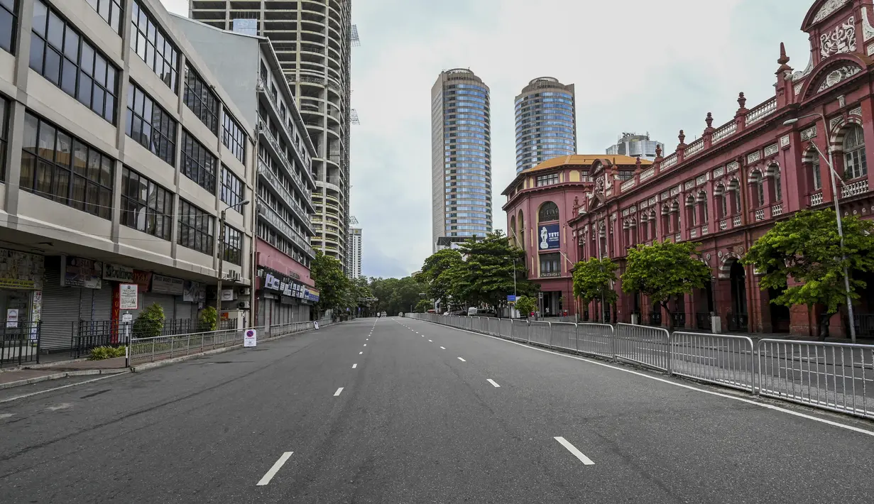 Suasana pusat kota Kolombo tampak sepi selama penerapan penguncian ketat atau lockdown, Sri Lanka, Sabtu (21/8/2021). Pemerintah Sri Lanka menerapkan penguncian ketat atau lockdown selama 10 hari ketika kasus Covid-19 kembali meningkat. (AFP/Ishara S. Kodikara)