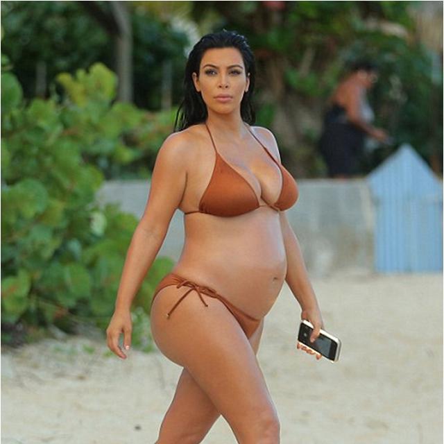 Hamil Enam Bulan Kim Kardashian Bugil Di Pinggir Pantai News Entertainment Fimela Com