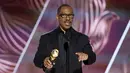 Eddie Murphy menerima penghargaan Cecil B. DeMille selama malam penganugerahan Golden Globes ke-80 di Beverly Hilton Hotel di Beverly Hills, California (10/1/2023). Sebelum Murphy, peraih Penghargaan Cecil B. DeMille di antaranya Tom Hanks, Oprah Winfrey dan Meryl Streep. (Rich Polk/NBC via AP)