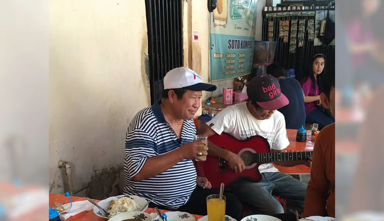 Pada postingan lainnya, Mantan Kabareskrim Mabes Polri, Susno Duadji yang tampil sederhana tampak membaur dengan masyarakat. Sambil memegang kopi Suno pun tampak tertawa disebelah pria yang sedang memegang gitar. (www.facebook.com/susno2g)