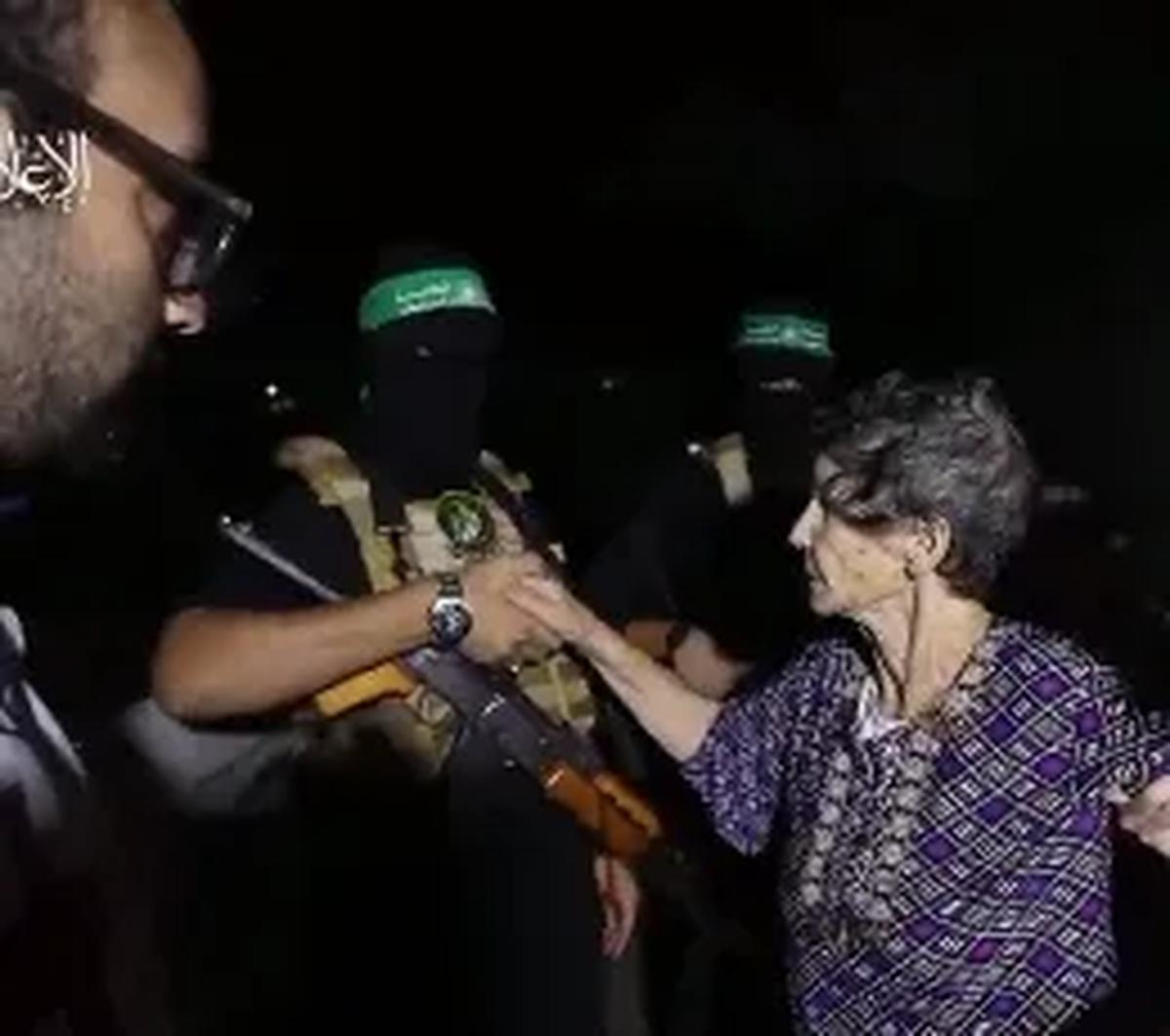 Ketika dibebaskan, seorang sandera berusia 85 tahun ini pun terlihat menjabat tangan salah satu pejuang Palestina atau Hamas. <br>