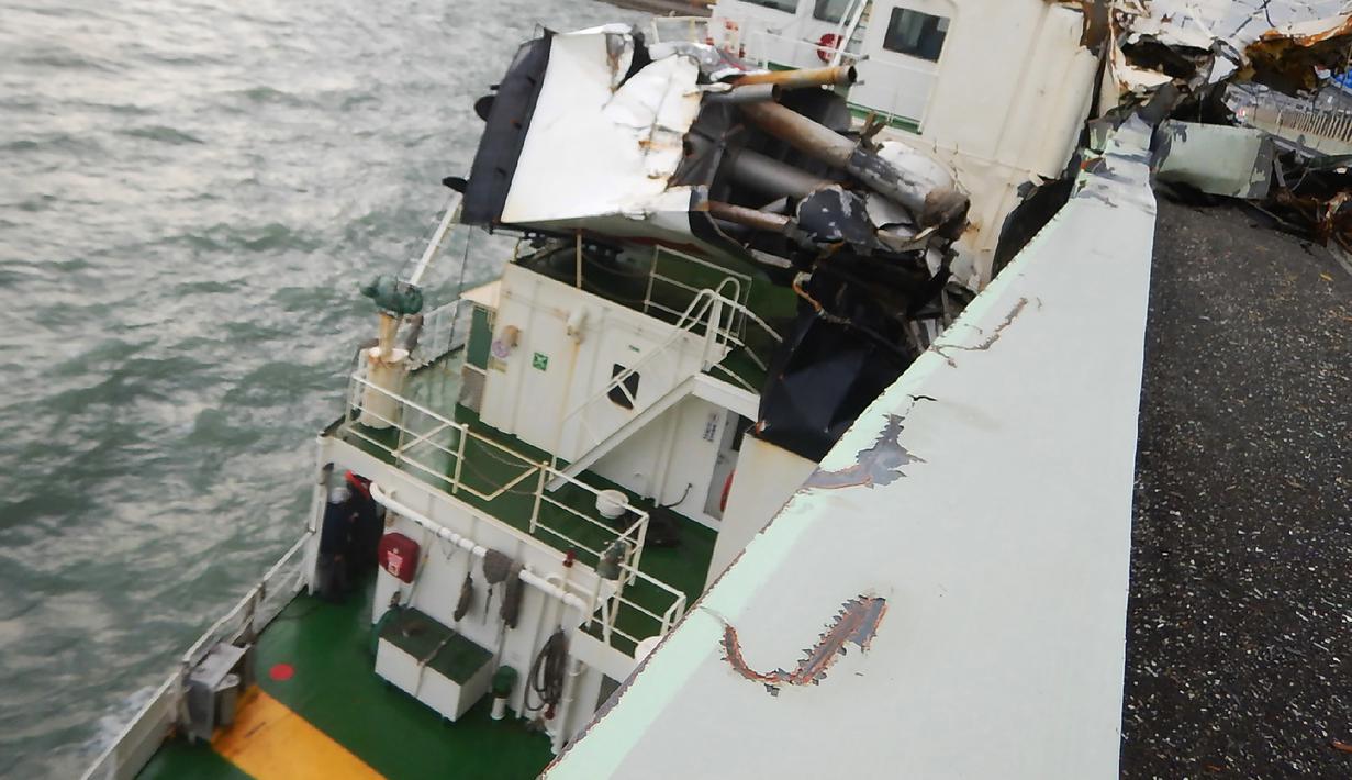 Kapal tanker saat menabrak jembatan yang menghubungkan ke Bandara Internasional Kansai akibat hantaman angin topan jebi di kota Izumisano, Osaka, (4/9). Topan Jebi ini memiliki kecepatan sekitar 162 kilometer per jam. (AFP Photo/Jiji Press)