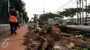 Warga melintasi jalur pedestrian di Jalan Gerbang Pemuda Senayan, Jakarta, Selasa (12/7/2016). Pasca pengosongan lapak pedagang tanaman pertengahan Mei lalu, hingga kini jalur pejalan kaki di kawasan ini masih berantakan. (Liputan6.com/Helmi Fithriansyah)