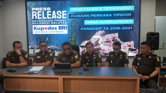 Kejati Sulsel merilis penetapan tersangka korupsi pemberian KUR pada bank plat merah di Kabupaten Pangkep, Sulsel (Liputan6.com/Eka Hakim)