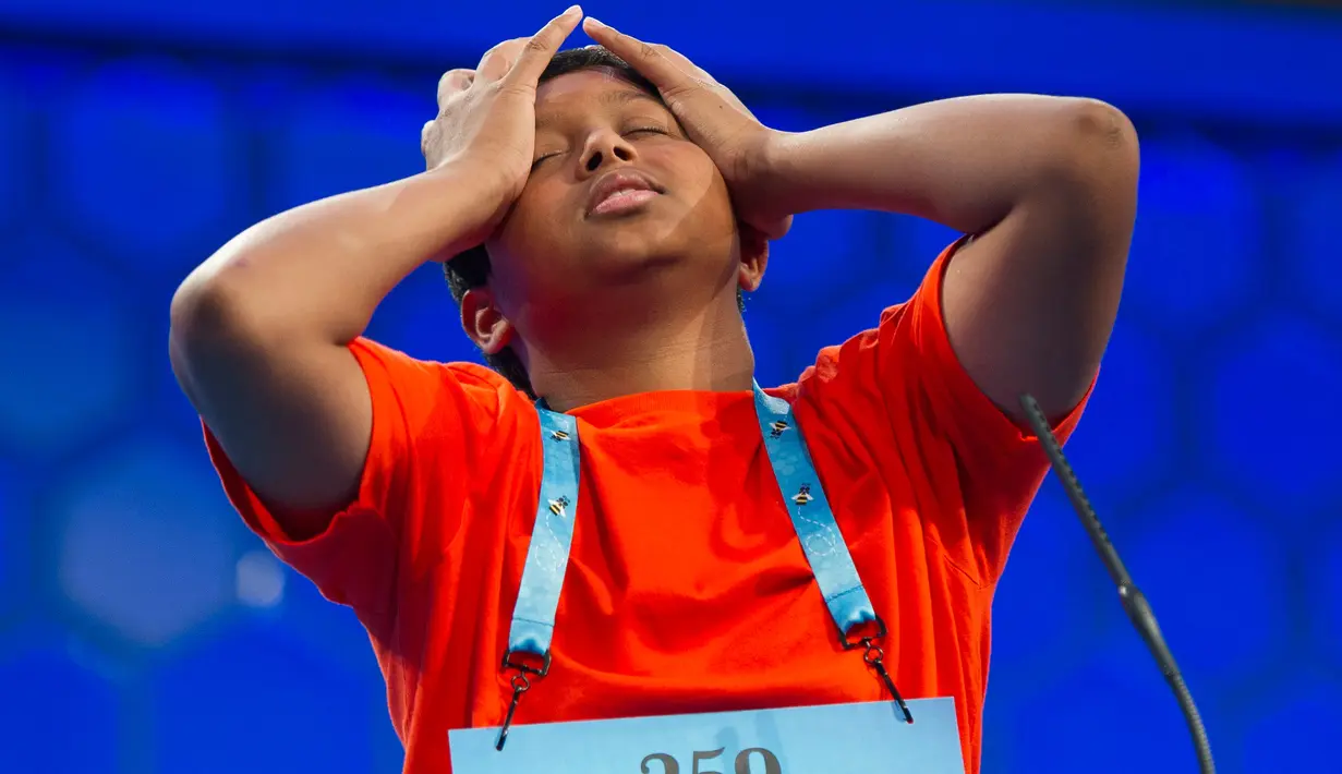Alex Iyer (14), peserta dari Texas, bereaksi setalah sadar salah mengeja kata-kata dalam bahasa Inggris pada acara 90th Scripps National Spelling Bee di Oxon Hill, Maryland, Kamis (1/6). (AP Photo/Cliff Owen)