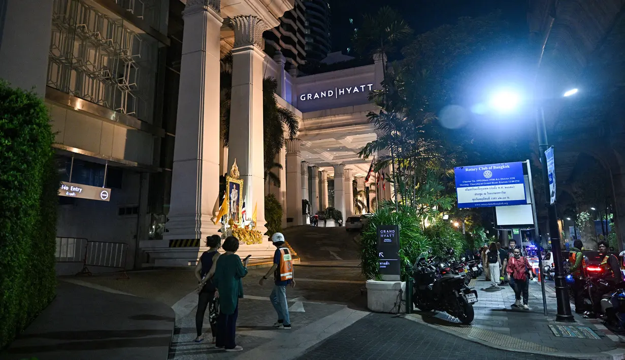 Pemandangan umum jalan setelah insiden penemuan enam jasad di sebuah hotel di Bangkok, TThailand, Selasa (16/7/2024). (Lillian SUWANRUMPHA / AFP)
