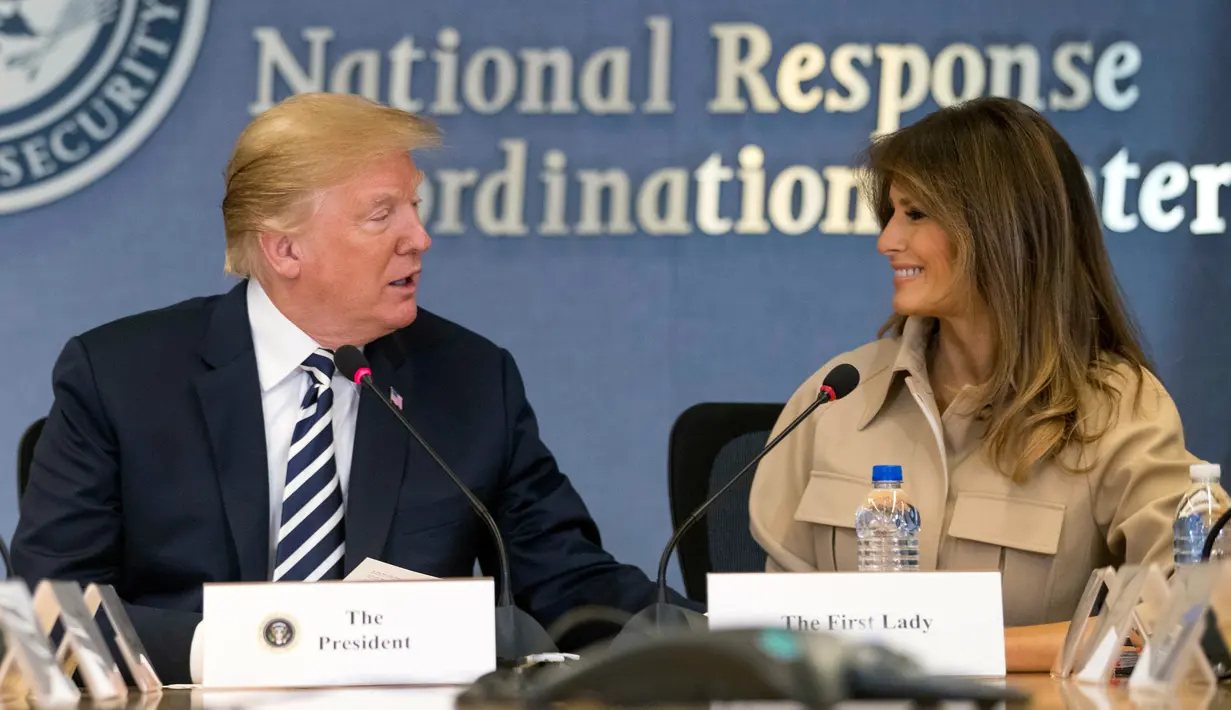 Presiden AS, Donald Trump dan Melania Trump melakukan pertemuan di Kantor Pusat Penanggulangan Bencana di Washington, Rabu (6/6). Trump dan Melania membahas kesiapan musim badai 2018 di AS, yang secara resmi dimulai pada 1 Juni. (AP/Andrew Harnik)