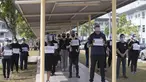 Dokter kontrak memegang plakat saat berpartisipasi dalam aksi mogok di Rumah Sakit Sungai Buloh di Selangor, Malaysia, Senin (26/7/2021). Ratusan dokter melakukan aksi mogok kerja dari rumah sakit pemerintah Malaysia pada (26/7). (AFP/Arif Kartono)