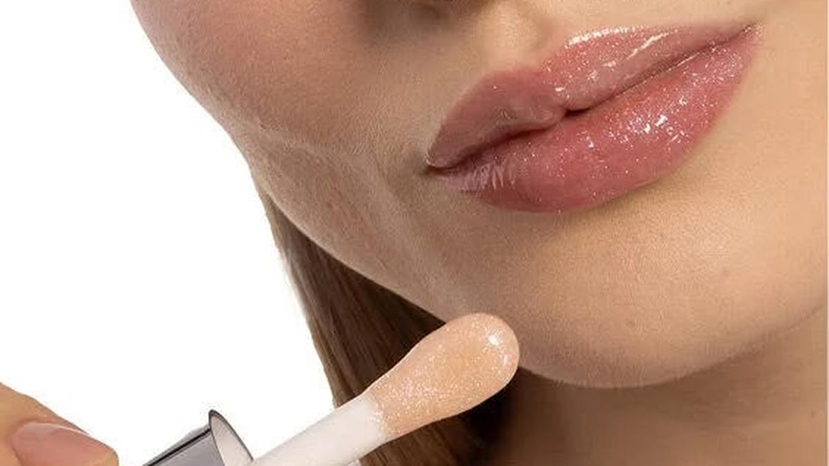 Cara Mendapatkan Tampilan Glazed Lips yang Lembap dan Berkilau