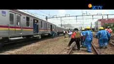 Kereta komuter line jurusan Jatinegara–Bogor, Senin (30/10/2017) siang anjlok di perlintasan Stasiun Jatinegara.
