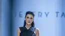 Berbalut gaun hitam, Luna Maya tampil anggun di runway Jakarta Fashion Week 2023 [dok jfw2023]