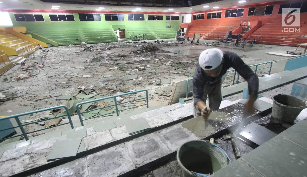 Pekerja mengerjakan renovasi GOR Soemantri Brodjonegoro di Jakarta, Selasa (14/11). Pemprov DKI Jakarta merenovasi 10 GOR untuk mendukung pelaksanaan Asian Games 2018. Proyek renovasi ini ditargetkan selesai pada Mei 2018. (Liputan6.com/Immanuel Antonius)