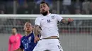 Pemain Yunani, Kostas Mitroglou berebut bola dengan pemain Kroasia, Domagoj Vida pada laga leg kedua play-off Piala Dunia 2018 di Stadion Karaiskakis, Senin (13/11). Kroasia menang dengan agregat 4-1 atas Yunani. (AP/Yorgos Karahalis)
