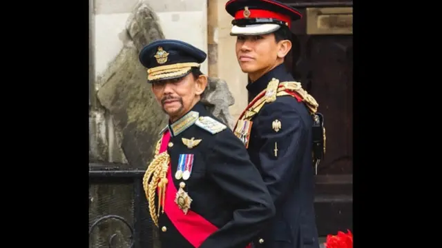 Pangeran Abdul Mateen mendampingi ayahnya, Sultan Brunei Hassanal Bolkiah dalam kunjungan resmi. (Instagram/@tmski)