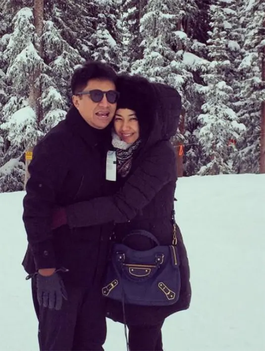 Kisah cinta Puteri Indonesia 2006, Alya Rohali dan Faiz terjadi dari temannya. Saat itu, Alya dikenalkan dengan seorang pria yang usianya selisih 13 tahun. Pertemuan tanpa disengaja itu membuat keduanya sering berkomunikasi. (dok. Pribadi)