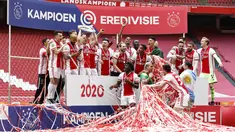 Para pemain Ajax Amsterdam melakukan selebrasi usai memastikan diri meraih gelar juara Liga Belanda usai mencukur Emmen 4-0 dalam laga pekan ke-31 di Stadion Johan Cruijff Arena, Minggu (2/5/2021). (AFP/Maurice Va Steen)