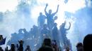 Para pemain Persib Bandung menaiki bus dalam pawai juara BRI Super League musim ini di Kota Bandung, Minggu (24/05/2026) pagi WIB. (Bagaskara Lazuardi/Bola.com)