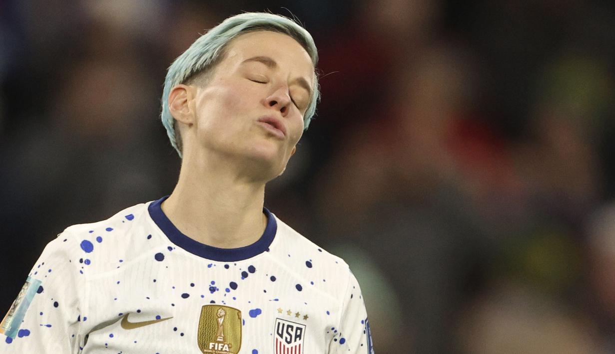Reaksi kecewa pemain Amerika Serikat, Megan Rapinoe setelah kalah dari Swedia pada babak adu penalti saat laga 16 besar Piala Dunia Wanita 2023 di Melbourne Rectangular Stadium, Melbourne, Australia, 6 Agustus 2023. (AP Photo/Hamish Blair)