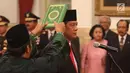Letjen Doni Monardo mengucapkan sumpah jabatan saat pelantikan Kepala Badan Nasional Penanggulangan Bencana (BNPB) di Istana Negara, Jakarta, Rabu (9/1). Doni Monardo menggantikan Kepala BNPB sebelumnya, Willem Rampangilei. (Liputan6.com/Angga Yuniar)