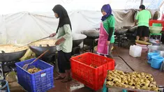 Juru masak membuat takjil untuk menu berbuka puasa di Masjid Istiqlal, Jakarta, Kamis (10/7/14). (Liputan6.com/Faizal Fanani)