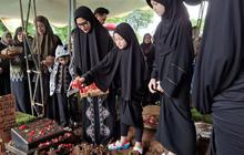 Penuh Isak Tangis, Potret Pemakaman Ibu Ussy Sulistiawaty - Andhika Pratama Antar ke Liang Lahat