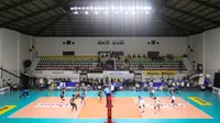 Pemandangan umum pertandingan Jakarta BNI 46 (kiri) melawan Surabaya Bhayangkara Samator saat laga lanjutan PLN Mobile Proliga 2022 di GOR Padepokan Voli Jenderal Polisi Kunarto, Bogor, Jumat (14/01/2022). (Bola.com/Bagaskara Lazuardi)