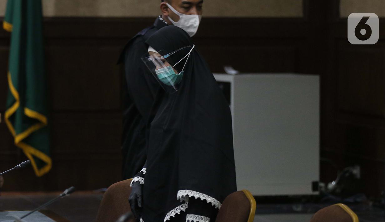 Terdakwa dugaan suap dan tindak pidana pencucian uang terkait kepengurusan fatwa untuk Djoko Tjandra di Mahkamah Agung, Pinangki Sirna Malasari saat menjalani sidang lanjutan di Pengadilan Tipikor Jakarta, Senin (2/11/2020). Sidang mendengar keterangan saksi-saksi. (Liputan6.com/Helmi Fithriansyah)